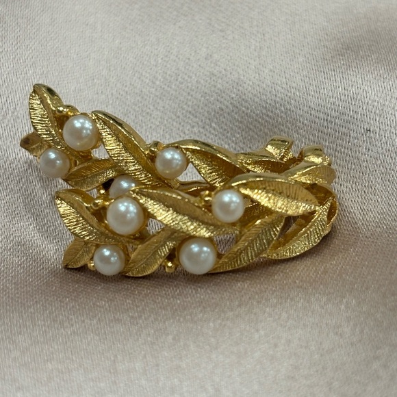 Vintage earrings gold plated Pearl and Leafs. - Picture 7 of 11